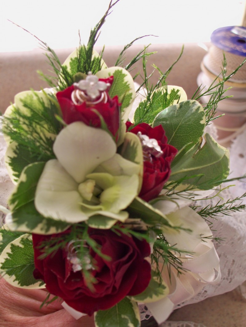 1311 RED ROSE/WHITE DENDROBIAN CORSAGE
