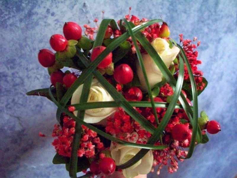 1614 RED HYPERICUM BERRY & WHITE ROSE BOUQUET